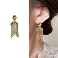 Elegante goldene Perlen-Quastenohrringe mit halbrundem Sockel und feinen Metallketten - Gold