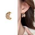 Elegante goldfarbene C-förmige Ohrstecker mit funkelnden Zirkoniasteinen im Pavé-Schliff - Zirkonia Pavé Stil (A0866B Gold)