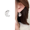 Silberne C-förmige Ohrstecker mit schimmernden Zirkonia in einer Pflasterfassung - Zirkonia Pavé Stil (A0866B Silber)