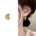 Irregular gold C-shaped earrings featuring hammer-stroke and grid texture finish - Gold