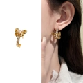 Elegantes pendientes de doble lazo dorado con perlas y cristales en modelo y fondo blanco - Dorado