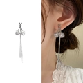 Pendientes largos de borla plateada con bolas de cristal brillante y trébol fino - Plateado