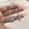 Detailaufnahme asymmetrischer Silberohrringe mit Mond, Stern und Zirkonia-Besatz - Asymmetrisches Design (A0446A) / Silber