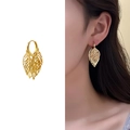 Elegante goldene Ohrringe mit hohlen Blättern, mehrlagigem Design und Model-Trageansicht - Gold (A0848A)