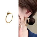 Pendientes de aro dorados con circón en forma de corazón en modelo y fondo blanco - Estilo Dorado (A0847C Oro)