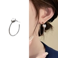 Elegantes pendientes de aro plateados con circonita de corazón en fondo blanco y modelo - Estilo Plateado (A0847C Plata)