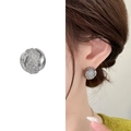 Orecchini a lobo a cupola con maglia d'argento e bordo lucido, su sfondo bianco e indossati - Argento