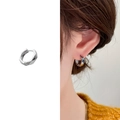 Geometrische zilveren oorringen met gefacetteerd ontwerp op model en productweergave - Zilver