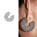Orecchini a perno a forma di C argentati con design a sfere metalliche strutturate - Argento