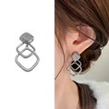 Orecchini geometrici quadrati in argento con trama intrecciata su modella e sfondo - Argento