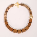 Collana artigianale in perline di legno con dischi marroni e chiusura a barra dorata - Collana (X-975)