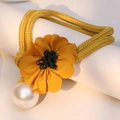 Dettaglio di elastico giallo intrecciato con fiore di stoffa e grande perla finta - Collana con Una Perla Grande X-692