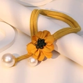 Dettaglio della collana con fiori in tessuto giallo e perle su supporti bianchi - Collana con Due Perle X-692