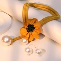 Set collana con fiore di stoffa giallo, doppie perle finte e orecchini coordinati - Set Collana con Due Perle + Orecchini X-692