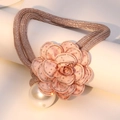 Dettaglio della collana camelia rosa con bordi in strass e un grande ciondolo di perla - Collana Singola / Rosa