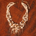 Elegante collana multistrato con perle sintetiche, legno e nappa con pendente a foglia - Stile a Nappa con Perle e Perline di Legno Multistrato (X-794)