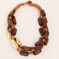 Collana boho multistrato in legno fatta a mano con perle in metallo dorato su sfondo bianco - Perle di legno cilindriche marrone scuro con accenti ovali dorati (X-1112)