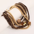 Vue macro d'un bracelet bohème multicouche avec perles en bois brun et accents dorés - Café sans perle