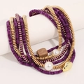 Détail d'un collier bohème multicouche avec perles violettes et perles blanches polies - Violet