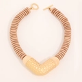Collana di perline moderna a forma di V con perle di legno e ciondolo in oro martellato - Stile Perline in Legno Metallo Martellato a Forma di V (X-1097)