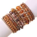 Set di braccialetti boho con perline di legno marrone e metallo su un modello di mano bianco - Set da 12 Pezzi Marrone (S-395-12条装)