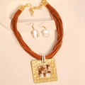 Collier bohème multicouche en cordon ciré avec pendentif carré doré et pierres fines - Collier et Boucles d'Oreilles en Perles