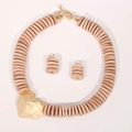 Set collana in perline di legno e orecchini a cuore con finitura dorata martellata - Collana + Orecchini