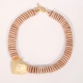 Collana artigianale in legno con ciondolo a cuore martellato dorato e chiusura a barra T - Collana