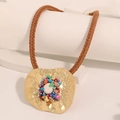Collana in stile bohémien con pendente dorato martellato e pietre naturali colorate - Collana (X-993)
