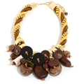 Macro-opname van bohemien knophanger ketting met houten kralen en gevlochten zijden touwen - Bruin