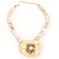 Collana vintage con perle marmorizzate marroni e ciondolo dorato martellato con pietra - Perle di Marmo Bianco Marrone Con Pendente Martellato Dorato (X-1096)
