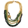 Gros plan d'un collier bohème multicouche avec perles en verre vert et dorées - Style Vert (X-1382)