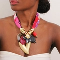 Detailaufnahme der Boho-Stoffkette mit großem goldenem Herz und schwarzem Schmetterling - Rosa Lila Leopard-Muster