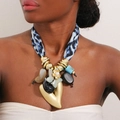 Detail der Boho-Stoffkette mit Leopardenmuster, goldenem Herz und Schmetterlingsanhänger - Blauer Leopard
