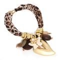 Auffällige Leopard-Stoffkette mit großem goldenem Herzanhänger und Schmetterling-Details - Leopardenmuster (Braun)