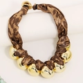 Auffällige Halskette mit Leopardenmuster-Stoff und großen glänzend goldenen Perlen - Braun Leopard Stoff Stil (X-1404款式2)