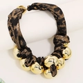 Auffällige Halskette mit Leopardenmuster-Stoff und goldfarbenen Perlen auf Ständer - Gold Schwarz Leopard Stoff Stil (X-1404款式1)