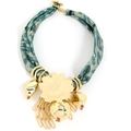 Dettaglio del ciondolo a fiore dorato e tessuto con stampa leopardata color verde acqua - Blu