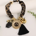 Collier bohème avec imprimé léopard, disque martelé doré et pampille à franges noires - Noir
