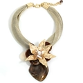 Collana a rete dorata con ciondolo floreale di perle e goccia di resina marrone moda - Fiore Dorato con Pendente in Pietra Marrone (X-1425)