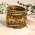 Bracciale a più strati in stile bohémien con perline in oro antico su espositore bianco - Stile Geometrico Oro Vintage (S-515)