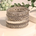 Vista macro di bracciali multistrato con perline argentate e diverse texture metalliche - Stile Argento Vintage (S-515)