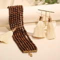 Set gioielli boho con perle di legno scuro e nappe color crema su sfondo caldo - Set Collana e Orecchini (X-837)