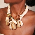 Collier bohème en corde tressée avec pendentif en résine et perles ethniques vintage - Blanc Cassé