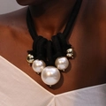 Collana con perle oversize e perline dorate con vistoso cordino nero intrecciato - Nero