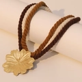 Boho-Halskette mit dreifarbig geflochtenem Seil und goldenem Blattanhänger im Display - X-731 Kaffee und Weißes Seil