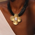 Collana con fiore dorato martellato, perla centrale e cordini neri in cera multistrato - Nero