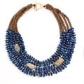 Détail d'un collier multicouche perlé avec pierres bleues, bois et fermoir OT doré - Style Perle en Bois Pierre Bleue (X-1574 Bleu) / Bleu