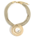 Collana a rete dorata con grande ciondolo in metallo martellato e maxi perla bianca centrale - Stile Ciondolo Martellato Tondo Con Grande Perla Sintetica Bianca (X-1446款式2)