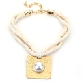 Collana a doppio cordoncino nero con ciondolo martellato dorato e perla bianca incastonata - Pendaglio quadrato martellato / X-734 Bianco Crema